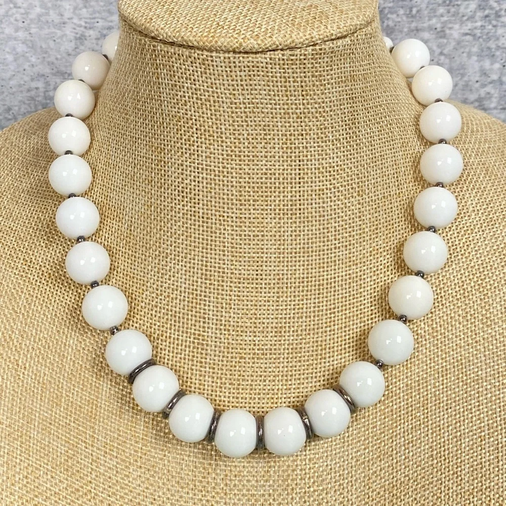 Vintage white bead necklace on sterling silver chain - Picture 2 of 7